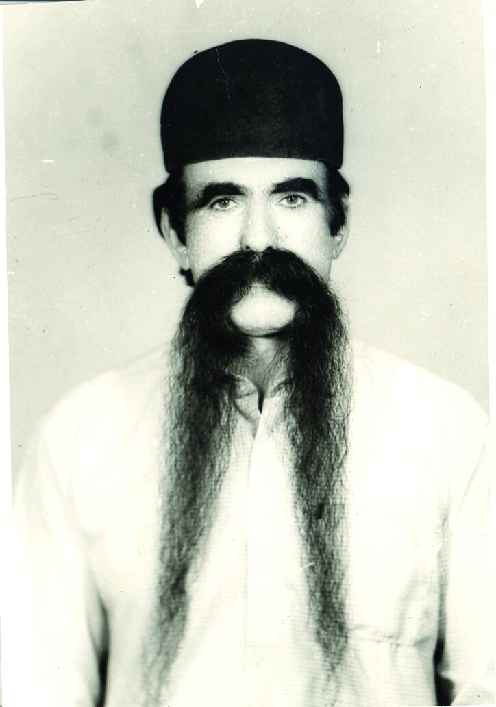 سلطان سبیل ایران ؛ مردی با سبیلهای یک متر و نیمی! | سبیلهایم موقع خواب زیر بالش گیر میکند | این سبیلها سبیلهای الواتی نیست