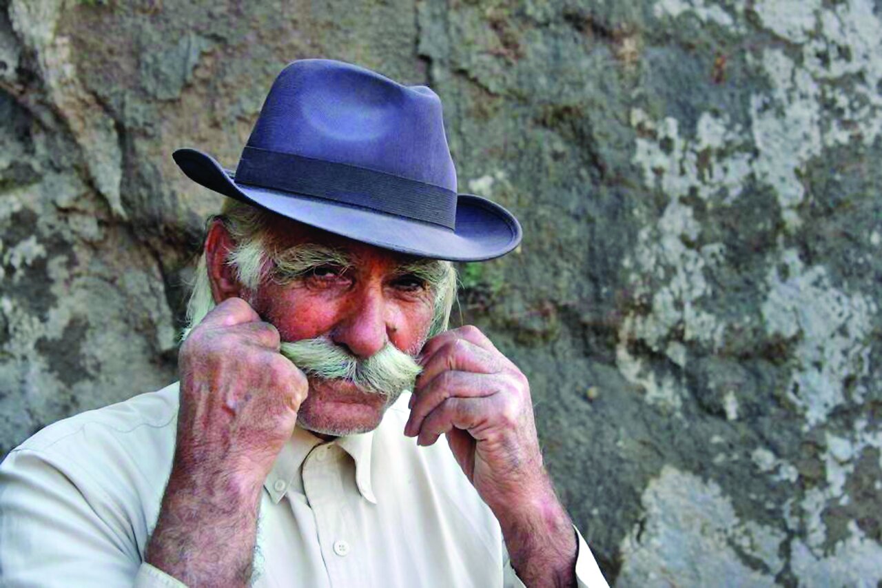 سلطان سبیل ایران ؛ مردی با سبیلهای یک متر و نیمی! | سبیلهایم موقع خواب زیر بالش گیر میکند | این سبیلها سبیلهای الواتی نیست