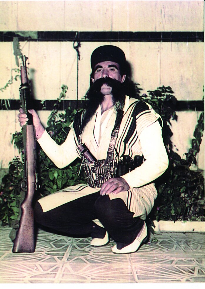 سلطان سبیل ایران ؛ مردی با سبیلهای یک متر و نیمی! | سبیلهایم موقع خواب زیر بالش گیر میکند | این سبیلها سبیلهای الواتی نیست