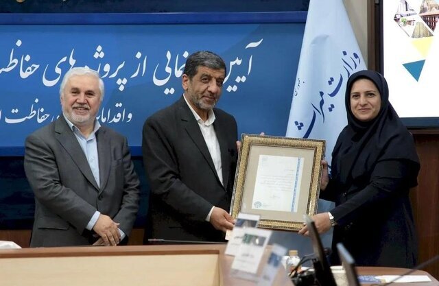 واکنش تصویری به خواستگاری در حافظیه و بازداشت مدیر آن | وضعیت لباس و حجاب خانم اصلا قابل دفاع نیست اما ... | جای مدیر نمونه زندان نیست!