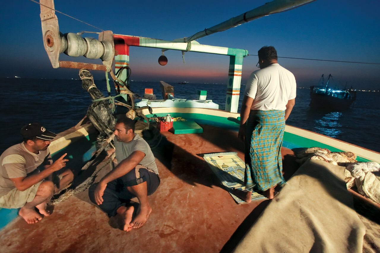 یک روز زندگی با صیادان میگو در خلیجفارس | شکار ملخ دریایی در هرمزگان