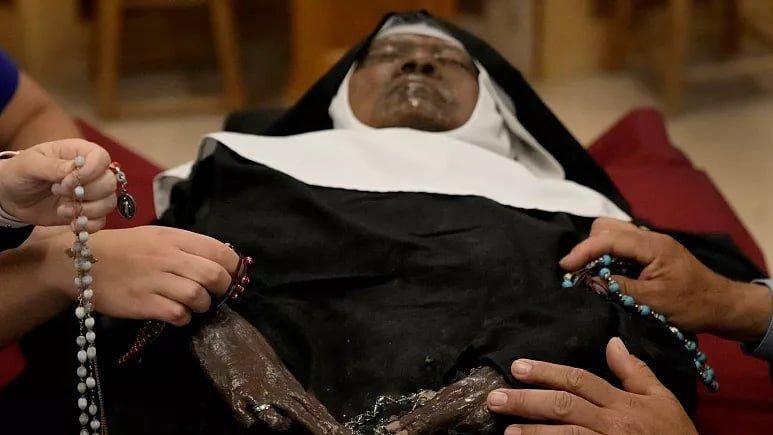 ویلهلمینا لنکستر جسد راهبهای که پس از ۴ سال سالم باقی مانده است