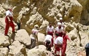 تصاویر تلخ بیرون کشیدن اجساد ۴ شیرازی از زیر سنگ‌های کوه‌های چهارمحال و بختیاری