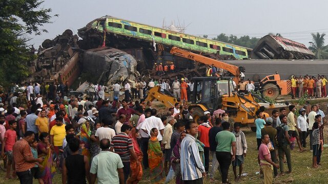 تصاویر | فاجعه برخورد مرگبار قطارها در هند ؛ ۳۰۰ نفر کشته شدند | ۱۰۰۰ زخمی و ادامه جستجوها