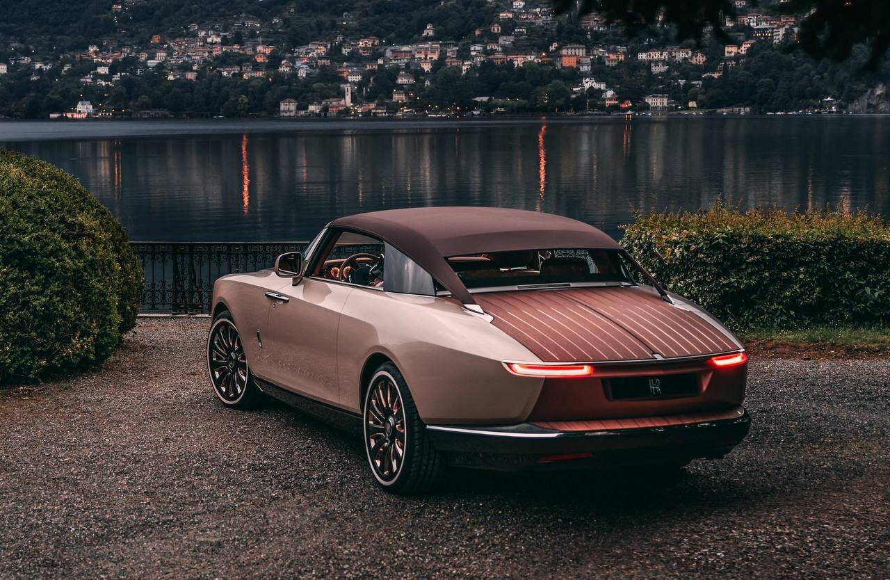 تصاویر | گرانترین ماشین جهان زیر پای ستاره فوتبال | ۱,۲۶۵,۰۰۰,۰۰۰,۰۰۰ تومان؛ قیمت خودروی فوق لاکچری که فقط ۳ عدد از آن در دنیا ساخته شده