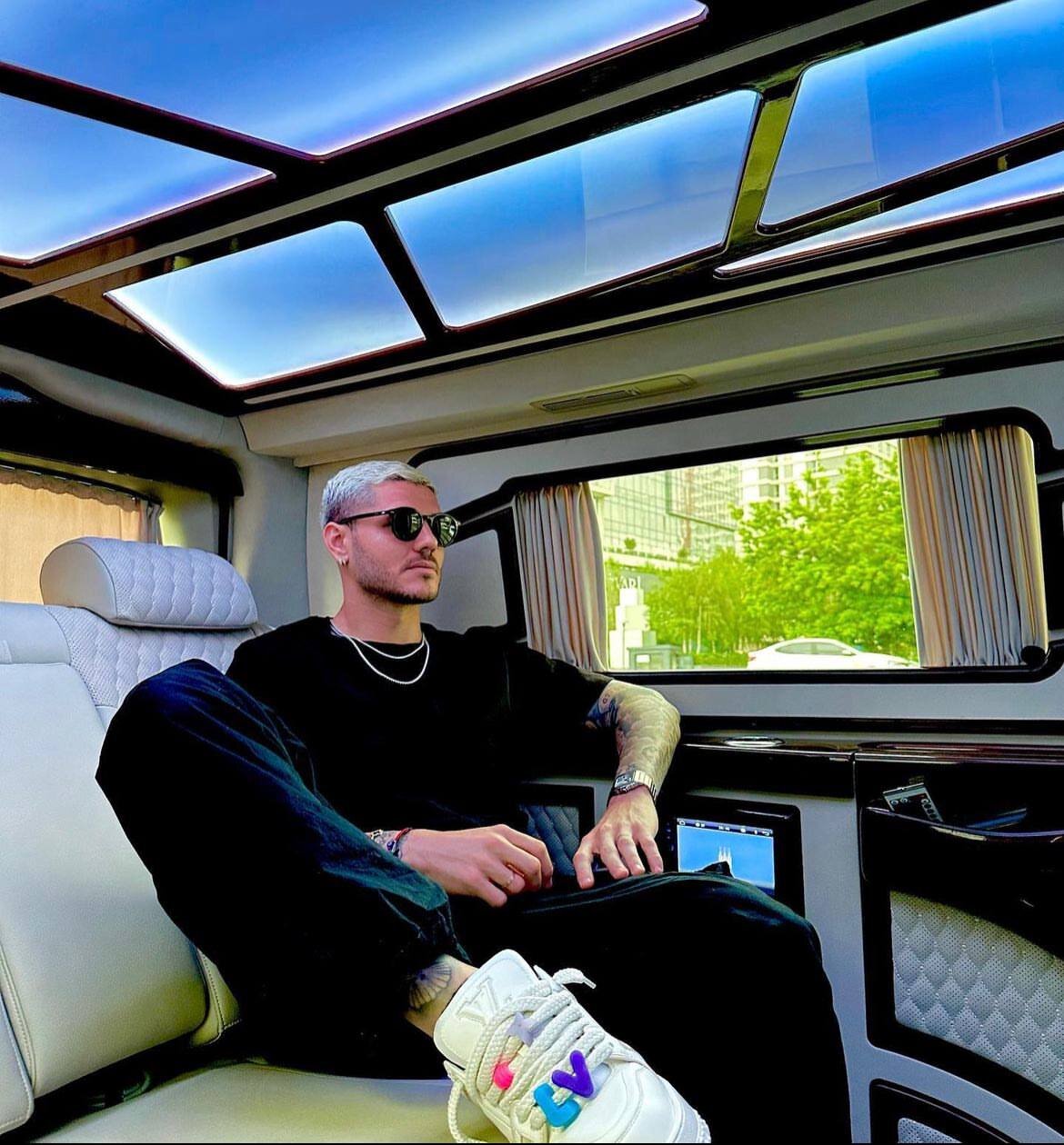 تصاویر | گرانترین ماشین جهان زیر پای ستاره فوتبال | ۱,۲۶۵,۰۰۰,۰۰۰,۰۰۰ تومان؛ قیمت خودروی فوق لاکچری که فقط ۳ عدد از آن در دنیا ساخته شده