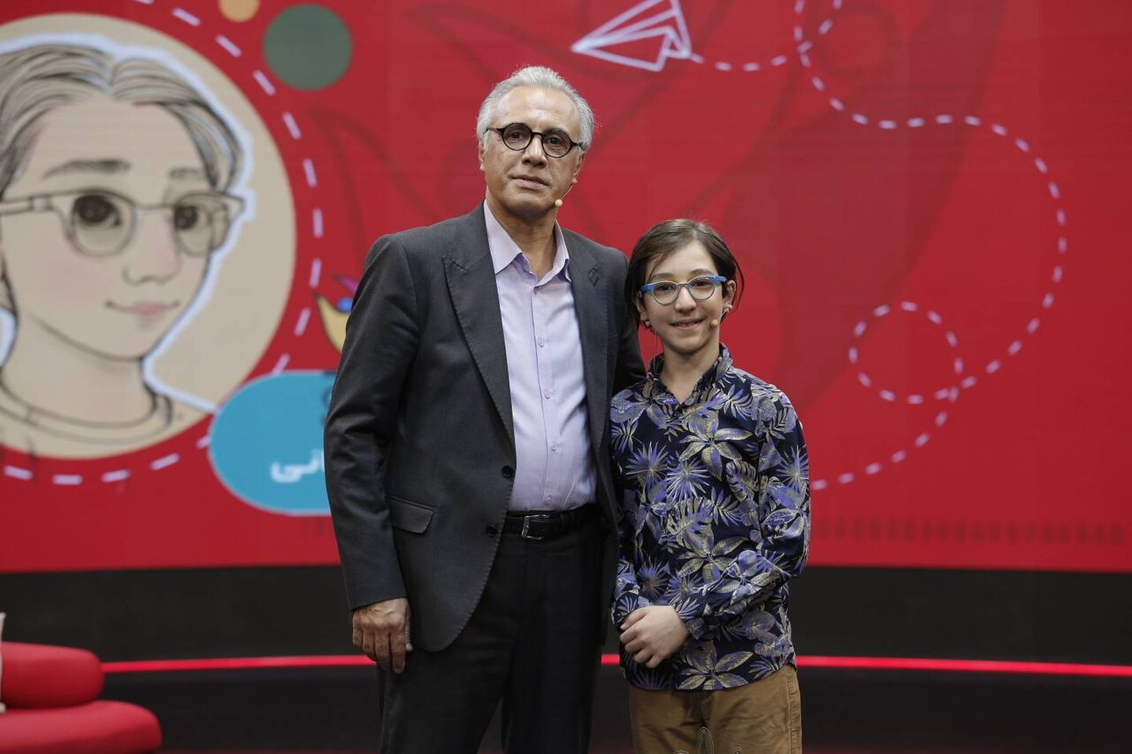 آشنایی با یک دهه هشتادی شگفتانگیز | کوچکترین استندآپکمدین کشور شادآبادی است