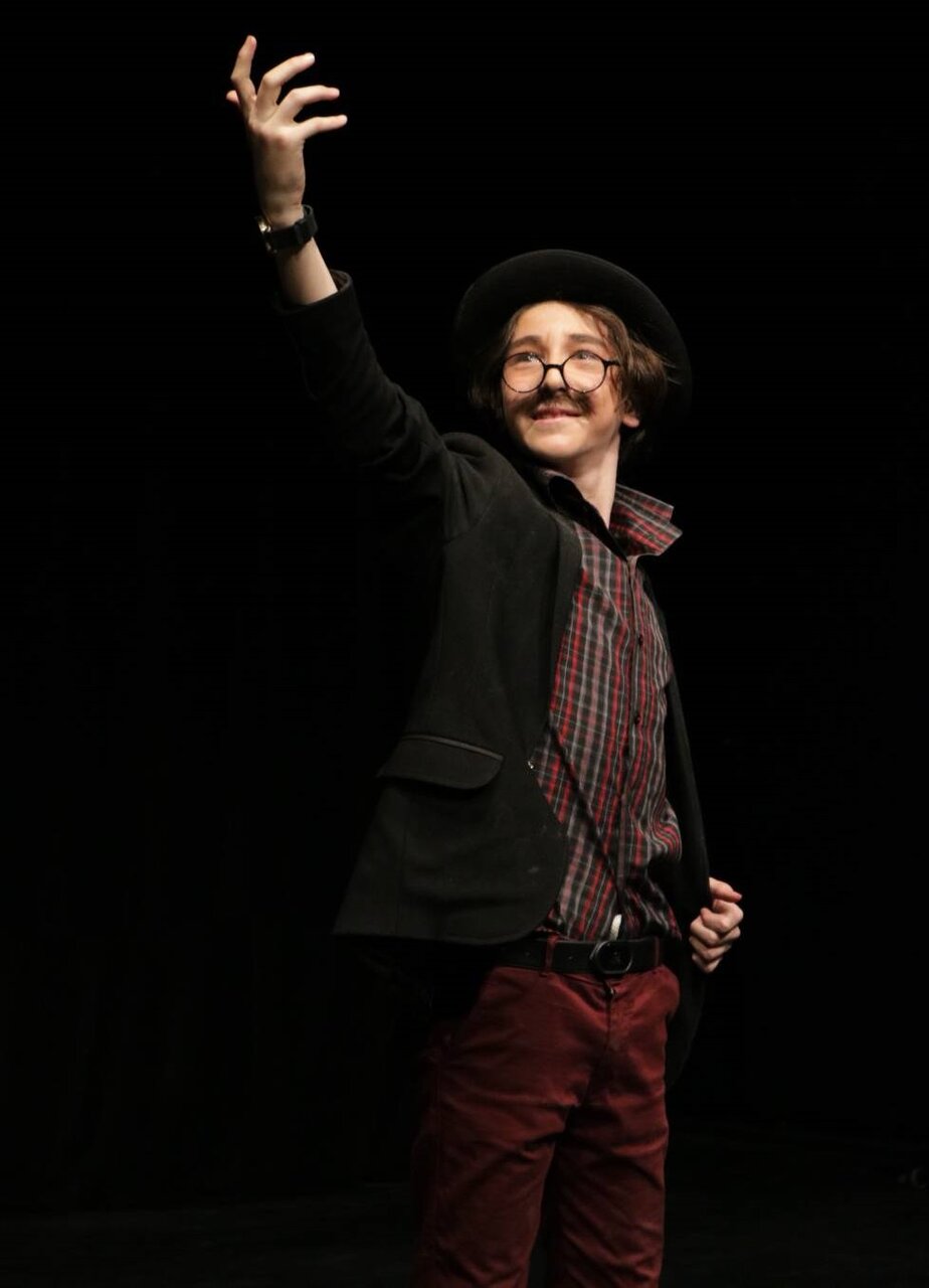 آشنایی با یک دهه هشتادی شگفتانگیز | کوچکترین استندآپکمدین کشور شادآبادی است