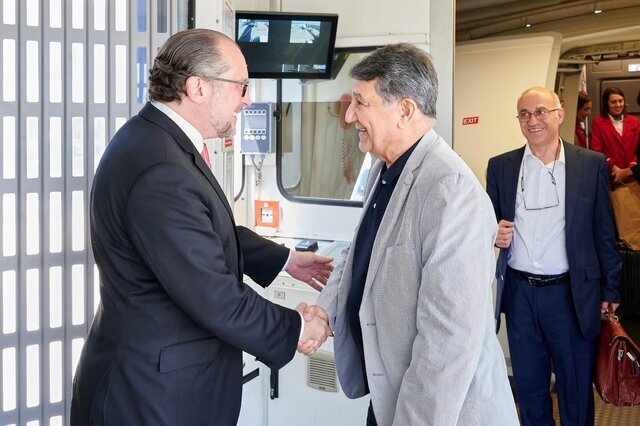 تصاویر استقبال اتریش از زندانیان آزاد شده این کشور از ایران | وزیرخارجه اتریش: تسلیمناپذیری ما نتیجه داشته است!