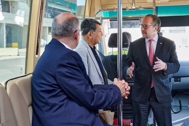 تصاویر استقبال اتریش از زندانیان آزاد شده این کشور از ایران | وزیرخارجه اتریش: تسلیمناپذیری ما نتیجه داشته است!