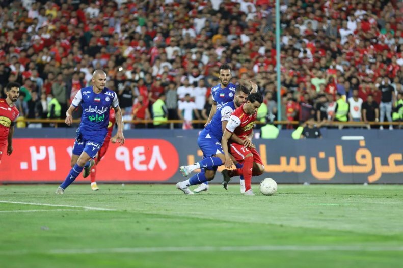 عکس | واضح ترین قاب از بزرگترین اشتباه داور دربی