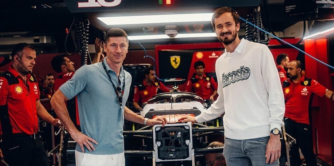 تصویر جنجالی ستاره فوتبال با چهره سرشناس در کنار تیم فراری