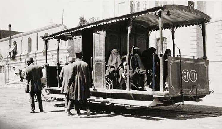 مستند باورنکردنی حمل چراغ راهنمایی در کولهپشتی ماموران