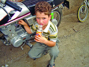 پسر دوگانه‌سوز ایرانی |‌ پسری که روزی نیم لیتر بنزین را مثل نوشابه سر می‌کشید
