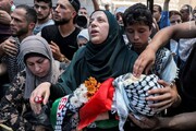 تصاویر وداع جانسوز مادر فلسطینی با کودک ۲ ساله شهیدش