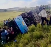 تصاویر وحشتناک واژگونی اتوبوس تبریز - باکو | یک نفر فوت کرد ؛ ۳۳ نفر مصدوم شدند