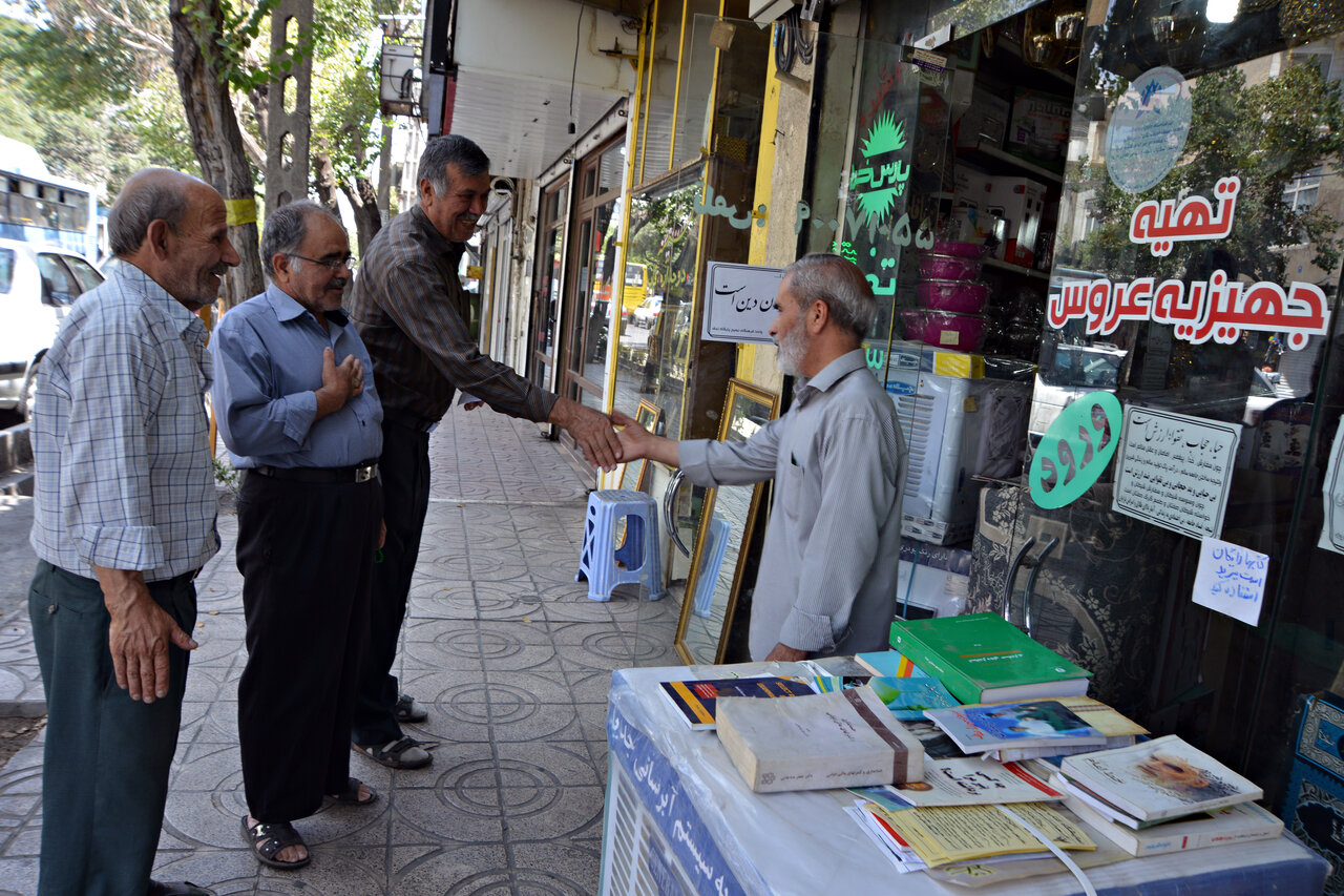 ابتکار کاسب نیکوکار یاخچیآباد برای ترویج کتابخوانی | اهالی پشت سر کاسب محله نماز میخوانند