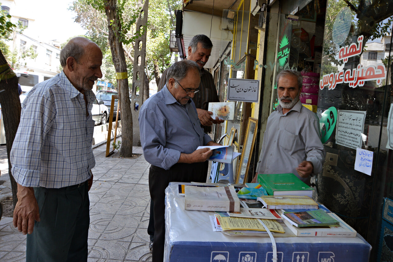  ابتکار کاسب نیکوکار یاخچی‌آباد برای ترویج کتابخوانی | اهالی پشت‌ سر کاسب محله نماز می‌خوانند