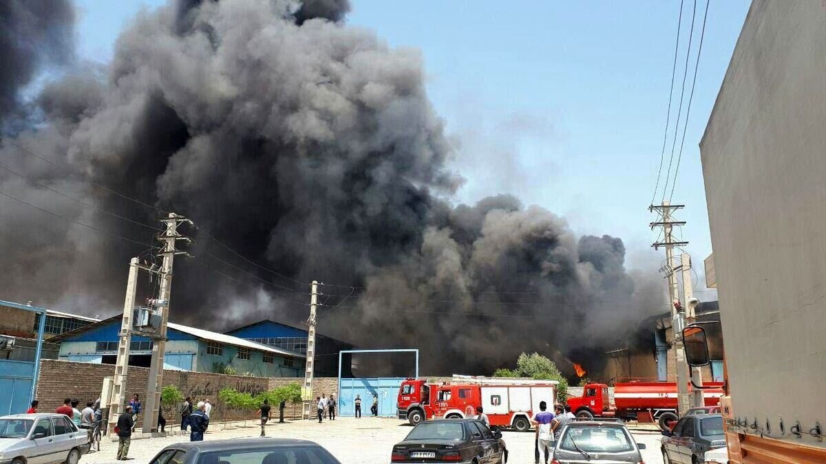نخستین تصاویر از آتش‌سوزی امروز در انبار چسب در محدوده بازار تهران