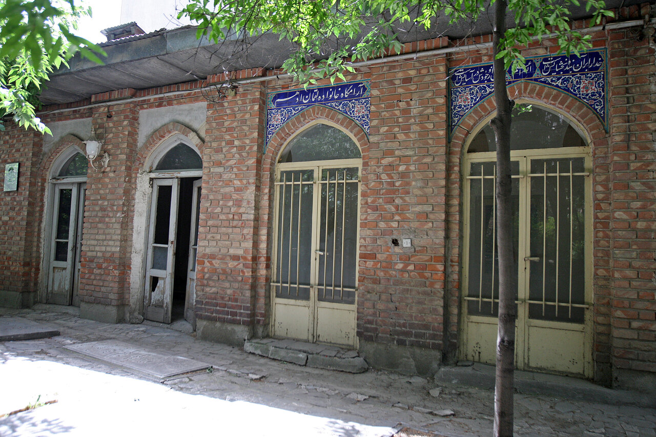 حکایت کوتاه سه نسل و سه شاه | نام پزشک صاحبنام قاجار روی کوچهای قدیمی