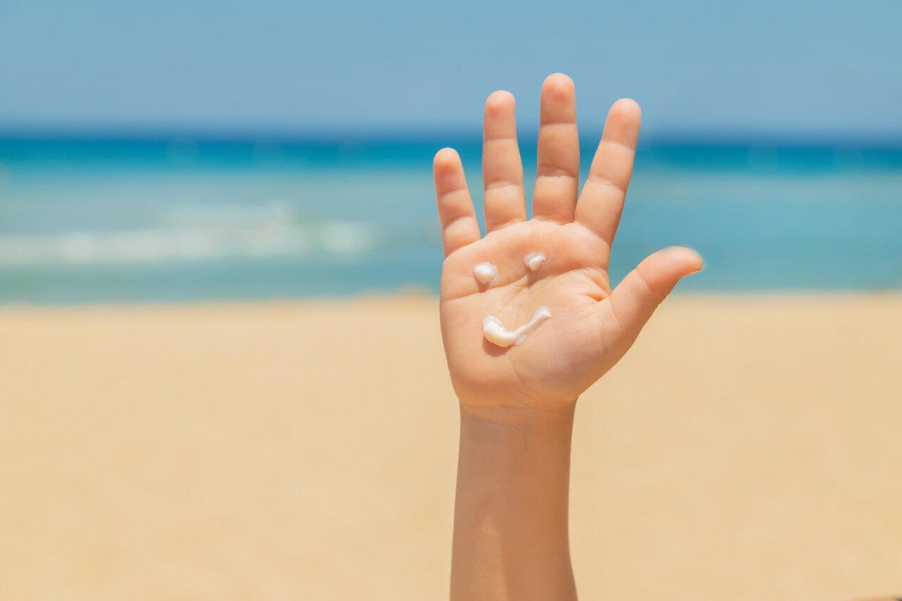 تفاوت کرم ضد آفتاب رنگی و بی رنگ؛کدام بهتر است؟