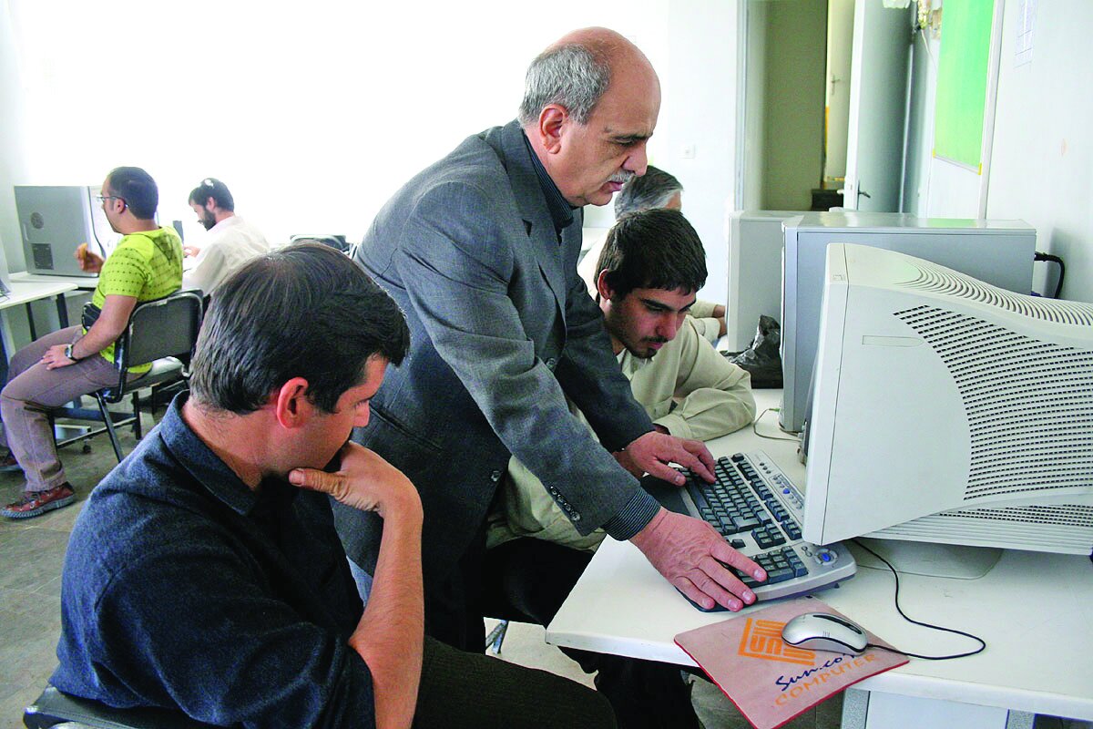 تصاویر | نابینای ایرانی که برنامه نویس کامپیوتر شد