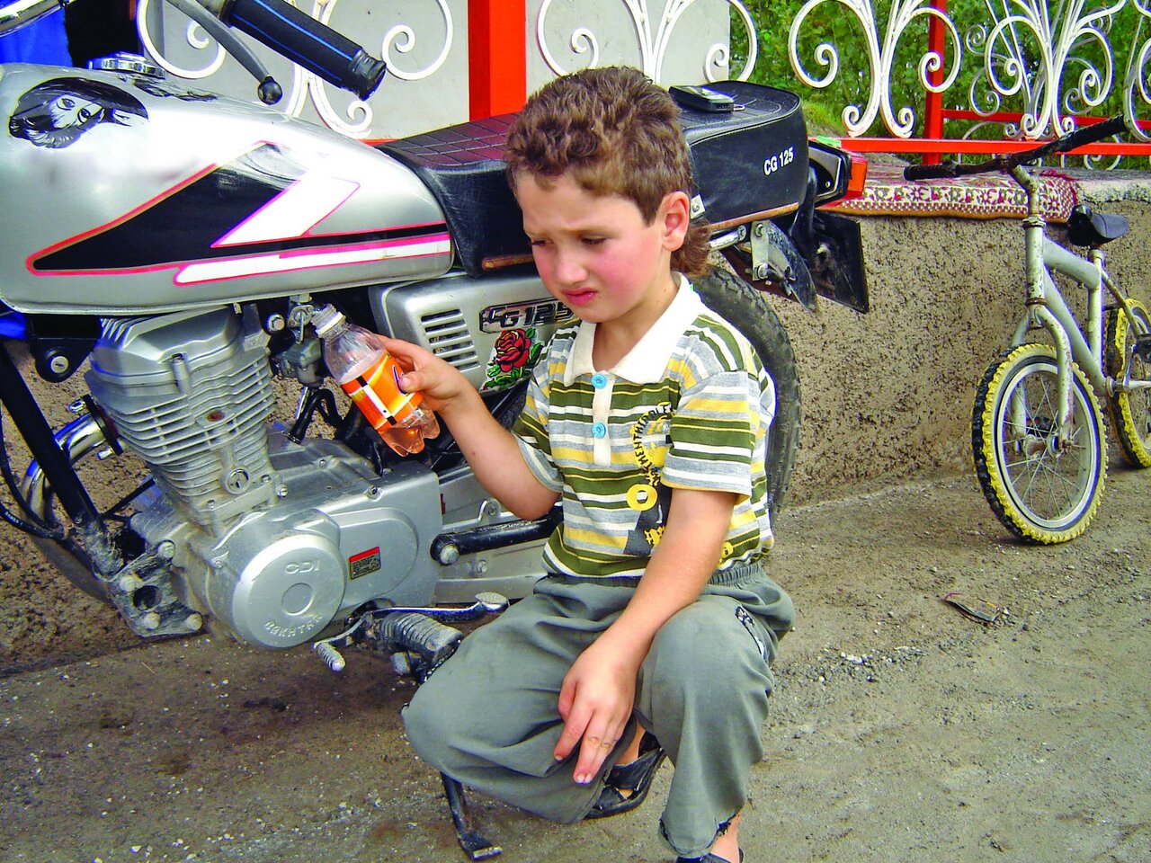  پسر دوگانه‌سوز ایرانی |‌ پسری که روزی نیم لیتر بنزین را مثل نوشابه سر می‌کشید