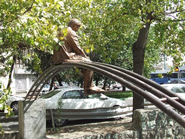 سر مجسمه معروف در سیدخندان دزدیده شد | توضیح سازنده این مجسمه شهری