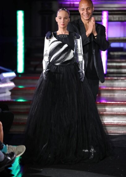 سوفیا کیست و آیا میخواهد انسانها را نابود کند؟ | روبات انساننمای مشهور چقدر پیشرفت کرده است