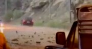 تصاویر لحظه خطرناک ریزش کوه در جاده چالوس | واکنش مسافران را ببینید