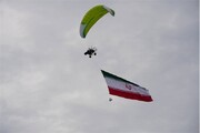 ببینید | اهتزاز پرچم ایران اسلامی در آسمان سواحل انزلی توسط پاراگلایدرباز گیلان