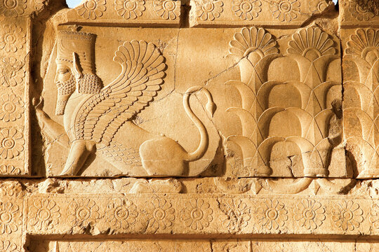 نمادپردازی رمزآلودی سراسر تخت جمشید را پر کرده است. پس از گذشت 2500 سال هنوز کسی نمي‌تواند بی‌تردید از آنها سخن بگوید.