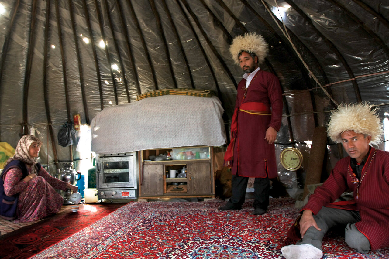 عروس سرخ پوش سوار بر مرکب سرخ موی