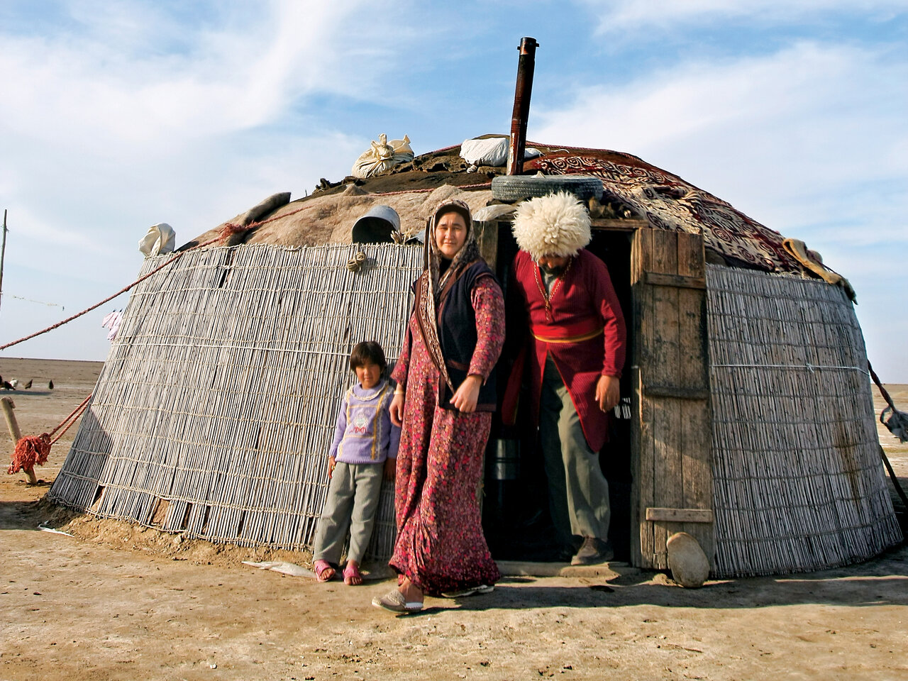 عروس سرخ پوش سوار بر مرکب سرخ موی