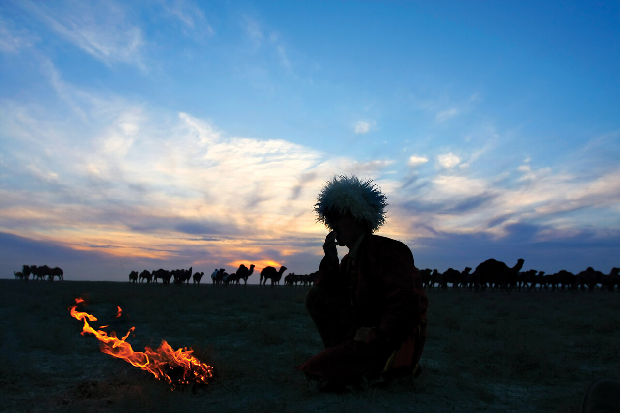 عروس سرخ پوش سوار بر مرکب سرخ موی