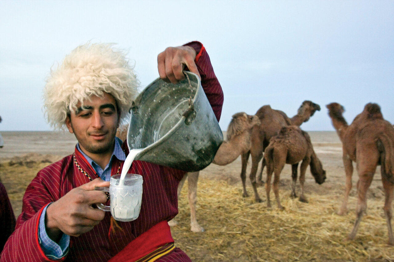 عروس سرخ پوش سوار بر مرکب سرخ موی