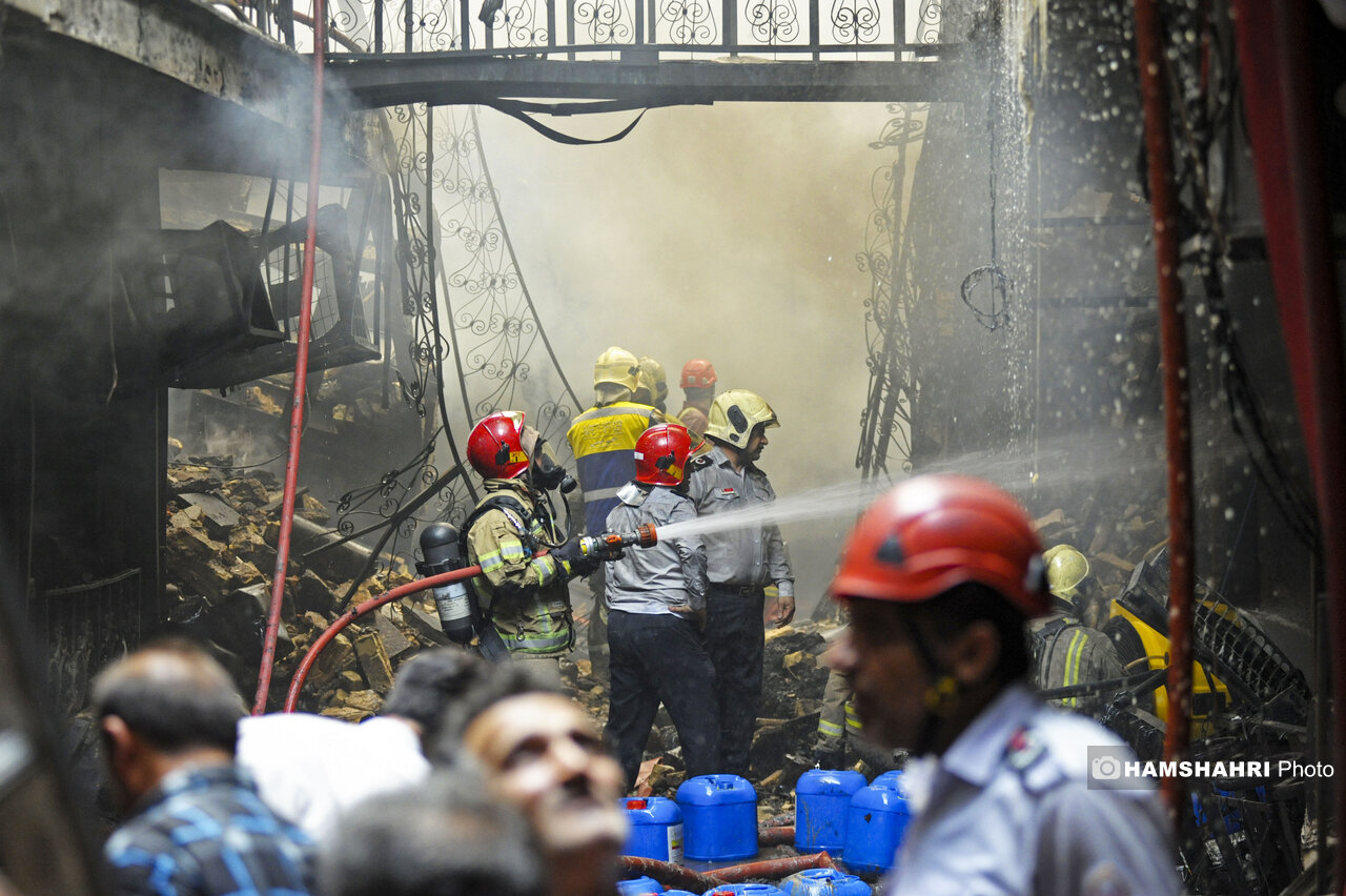 تصاویر آتش سوزی انبار چسب در بازار بزرگ تهران
