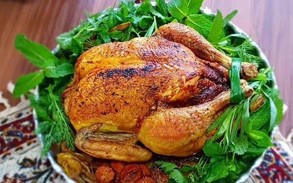 طرز تهیه مرغ شکم‌پر شمالی در فر و بدون فر | فوت و فن خوشمزه‌تر شدن این غذای مجلسی