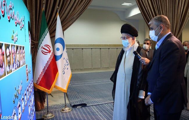 تصاویر | بازدید رهبر انقلاب از نمایشگاه دستاوردهای هستهای رهبر انقلاب