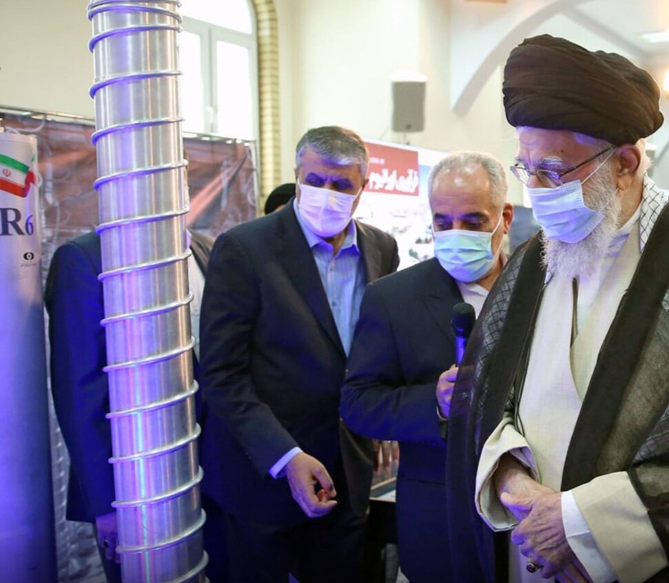 تصاویر | بازدید رهبر انقلاب از نمایشگاه دستاوردهای هستهای