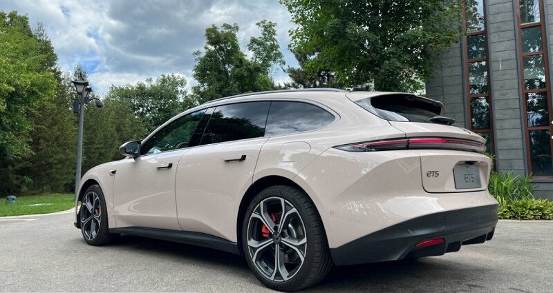 مقایسه دو شاسی بلند جذاب چینی و آلمانی | «نیو ای تی ۵» یا پورشه؛ کدام یک برتر است؟