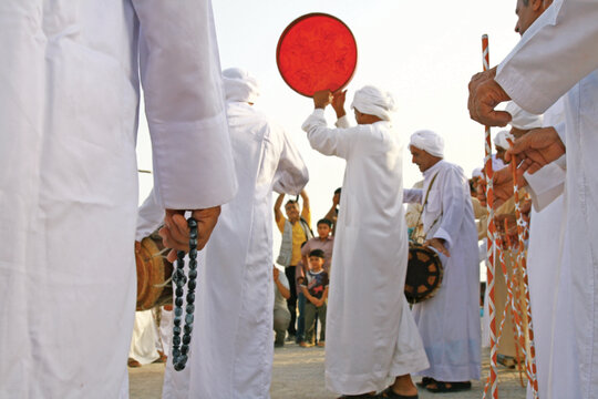 موسيقي در مراسم بادبان‌كشي با ضرباهنگ همراه است. گروه اجراي موسيقي رزيف كه 40، 50 نفري مي‌شوند و عصاهاي نازكي در دست دارند، با ضرباهنگ دف و دمام، جلو و عقب مي‌روند.