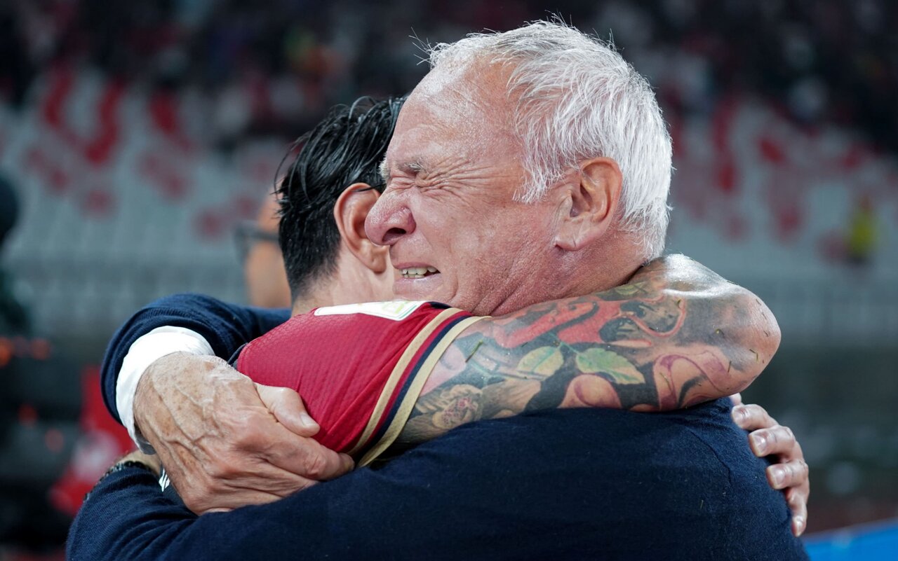 تصاویر| جادوی چهره تمام نشدنی دنیای فوتبال | پایان موفقیت‌آمیز عملیات غیرممکن با سرمربی ۷۱ ساله!