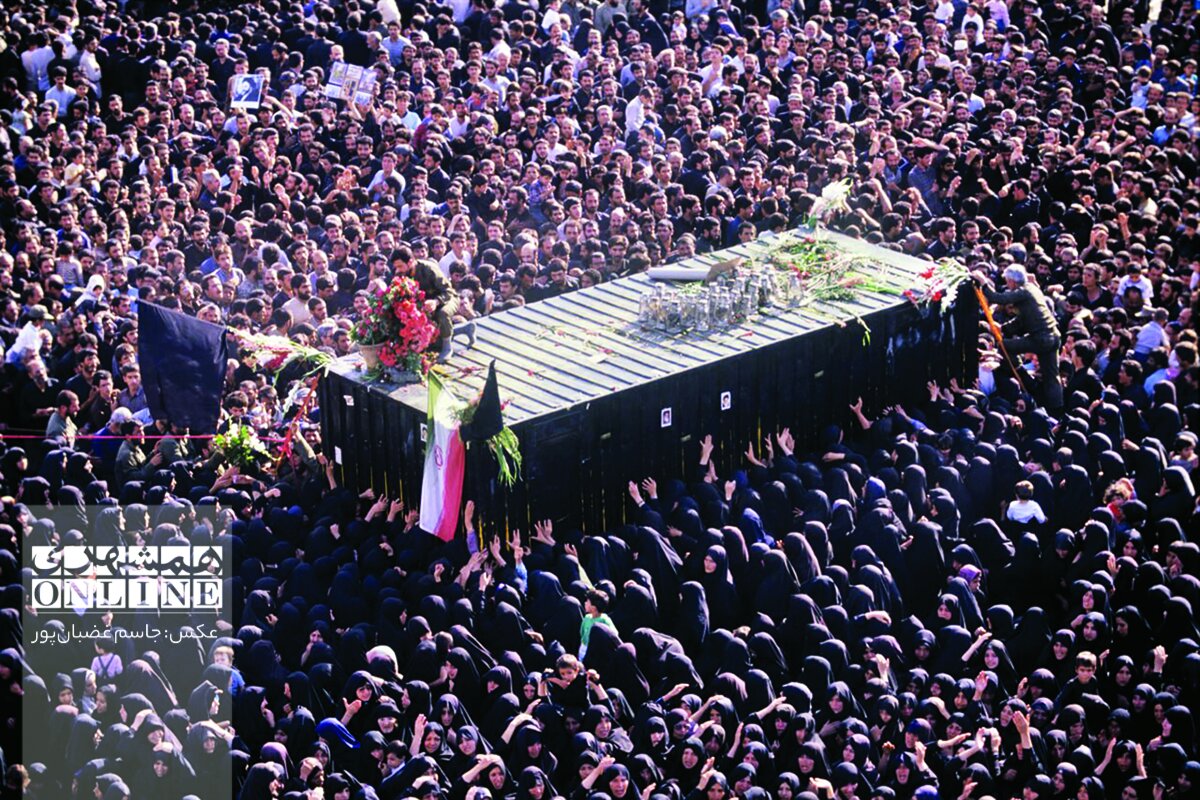 انتشار برای نخستین بار ؛ تصویری تکان دهنده از لحظه آماده سازی محل خاکسپاری امام خمینی(ره) | عکسهای اختصاصی جاسم غضبانپور از روز تشییع امام(ره)