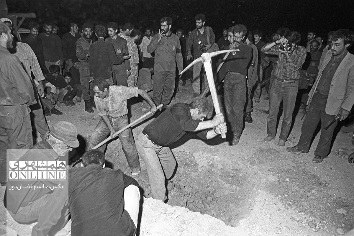 انتشار برای نخستین بار ؛ تصویری تکان دهنده از لحظه آماده سازی محل خاکسپاری امام خمینی(ره) | عکسهای اختصاصی جاسم غضبانپور از روز تشییع امام(ره)