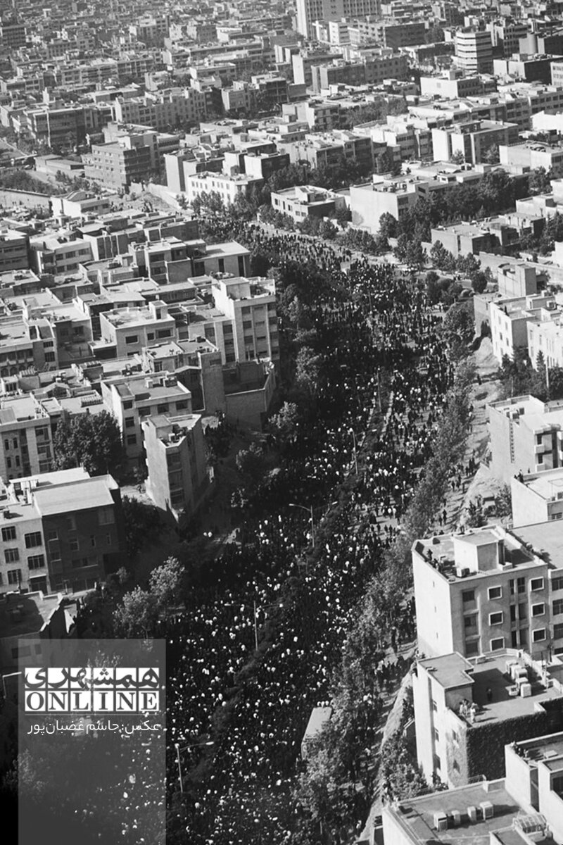 انتشار برای نخستین بار ؛ تصویری تکان دهنده از لحظه آماده سازی محل خاکسپاری امام خمینی(ره) | عکسهای اختصاصی جاسم غضبانپور از روز تشییع امام(ره)