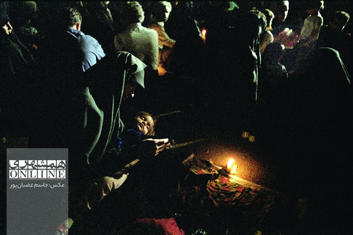 انتشار برای نخستین بار ؛ تصویری تکان دهنده از لحظه آماده سازی محل خاکسپاری امام خمینی(ره) | عکسهای اختصاصی جاسم غضبانپور از روز تشییع امام(ره)