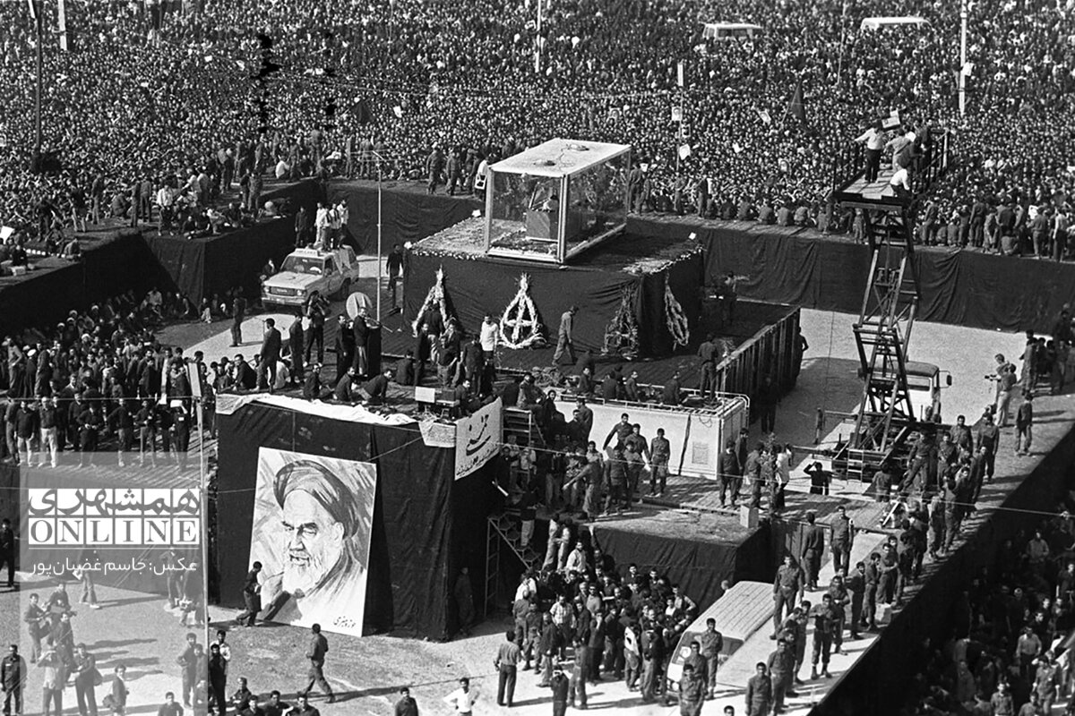 انتشار برای نخستین بار ؛ تصویری تکان دهنده از لحظه آماده سازی محل خاکسپاری امام خمینی(ره) | عکسهای اختصاصی جاسم غضبانپور از روز تشییع امام(ره)