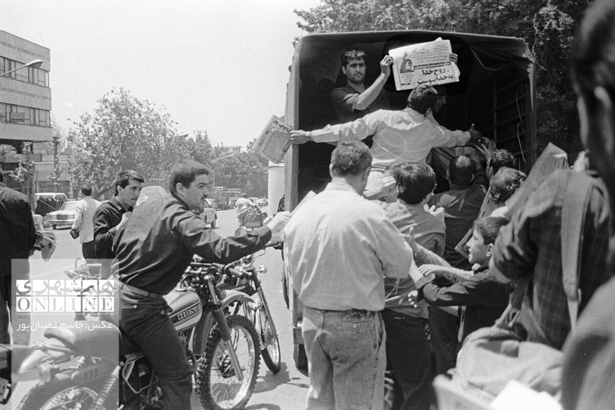 انتشار برای نخستین بار ؛ تصویری تکان دهنده از لحظه آماده سازی محل خاکسپاری امام خمینی(ره) | عکسهای اختصاصی جاسم غضبانپور از روز تشییع امام(ره)