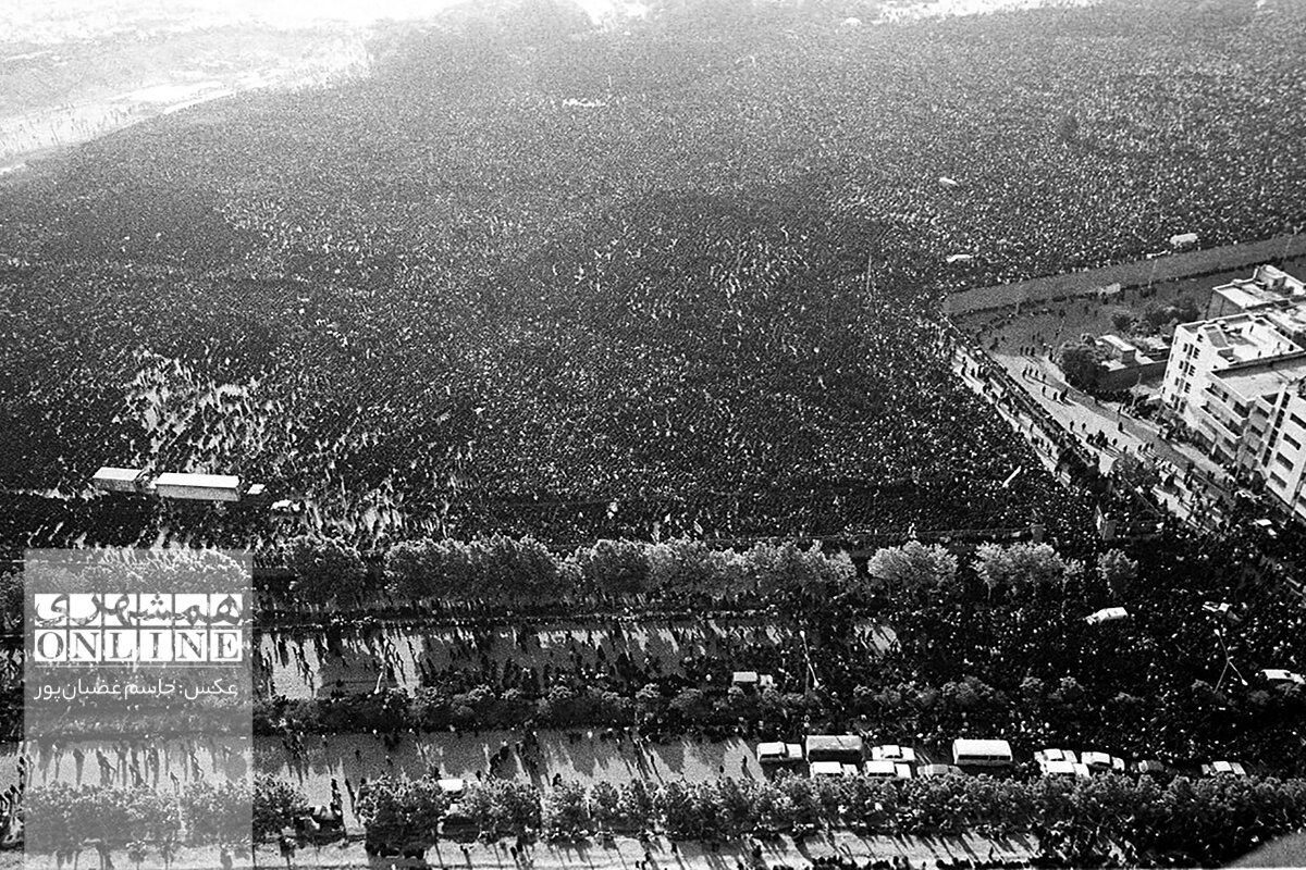 انتشار برای نخستین بار ؛ تصویری تکان دهنده از لحظه آماده سازی محل خاکسپاری امام خمینی(ره) | عکسهای اختصاصی جاسم غضبانپور از روز تشییع امام(ره)